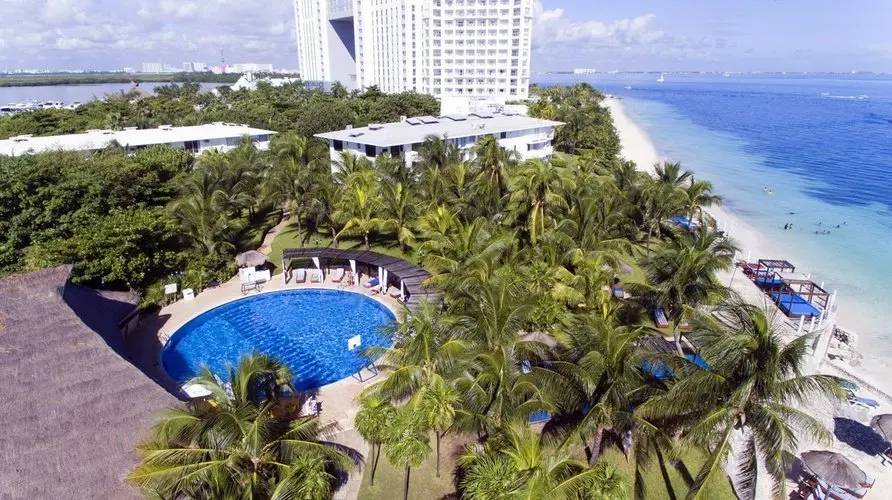 Piscina frente al mar en Cancún